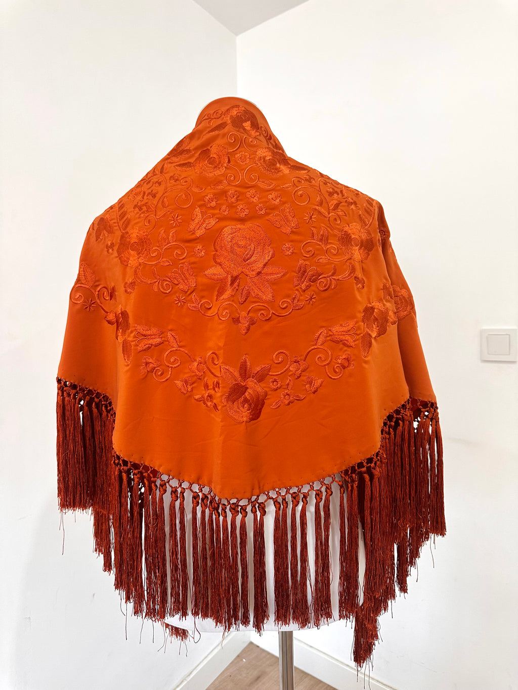 Mantoncillo Fantasía naranja teja bordado al tono