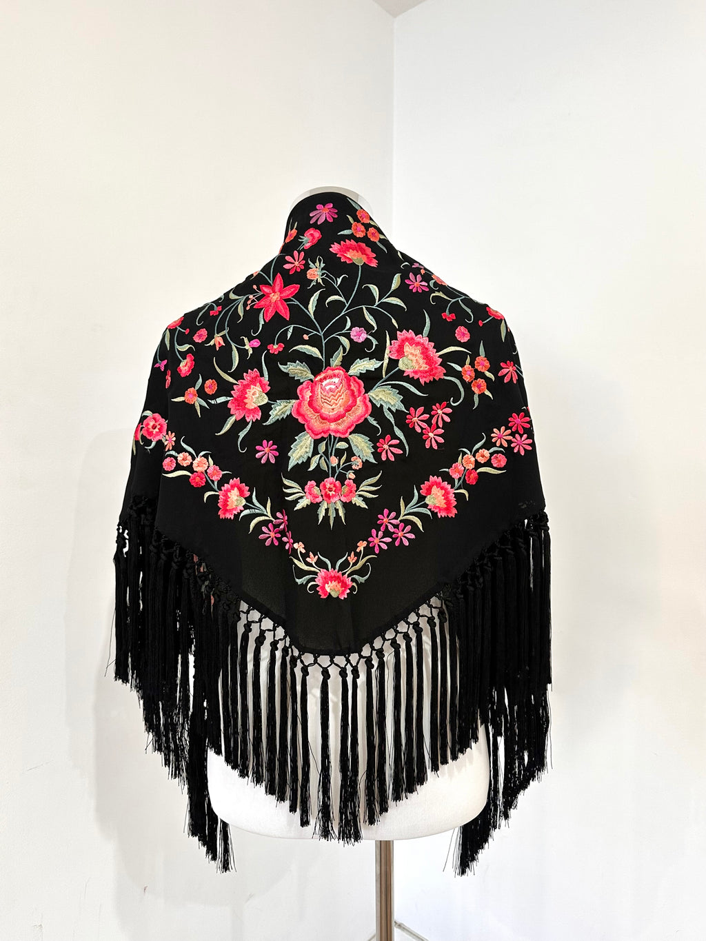 Mantoncillo Clavelines Negro Bordado Pastel