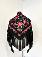 Mantoncillo Clavelines Negro Bordado Pastel