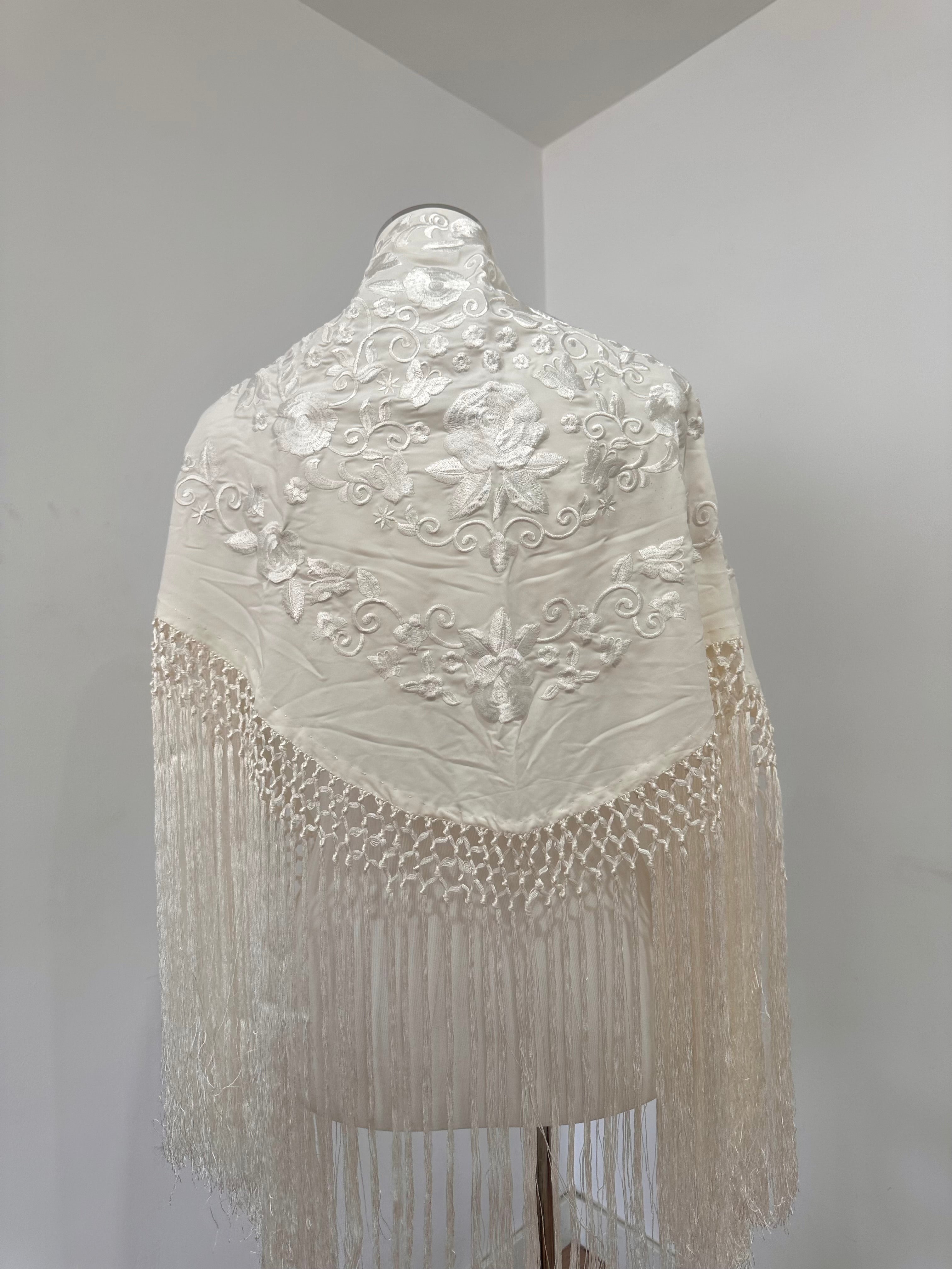 Mantoncillo Fantasía Blanco bordado al tono fleco largo