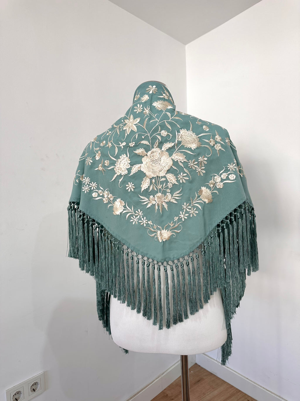 Mantoncillo Clavelines verde agua bordado en blanco roto