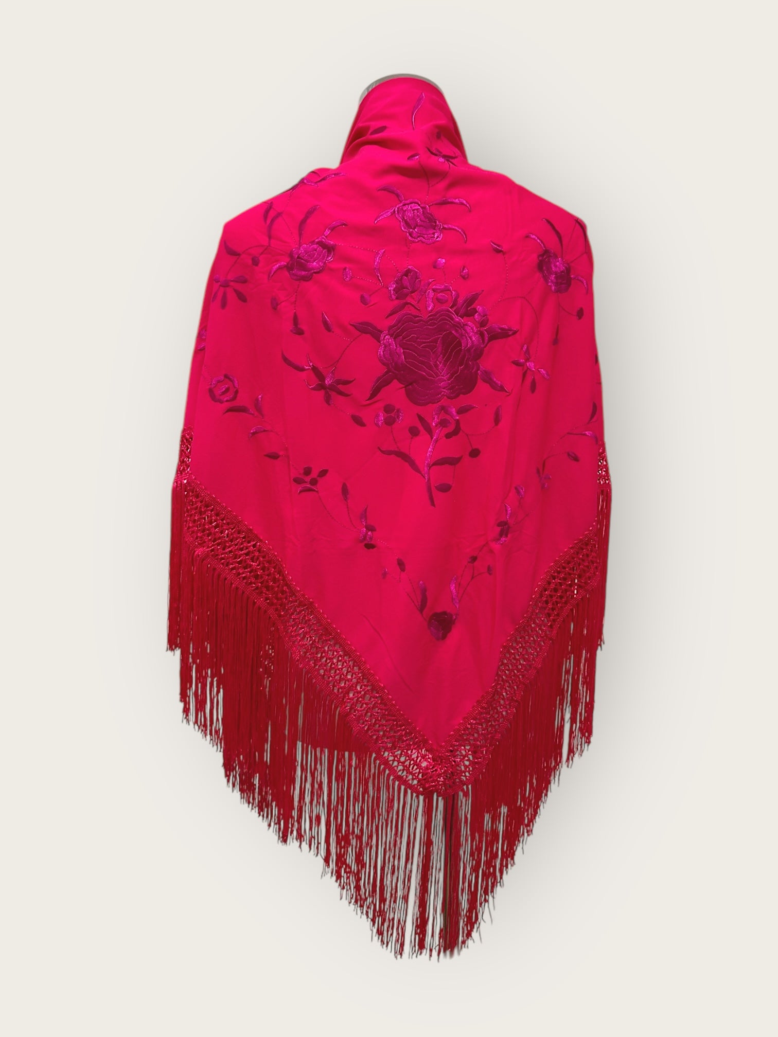 Mantoncillo fucsia bordado al tono