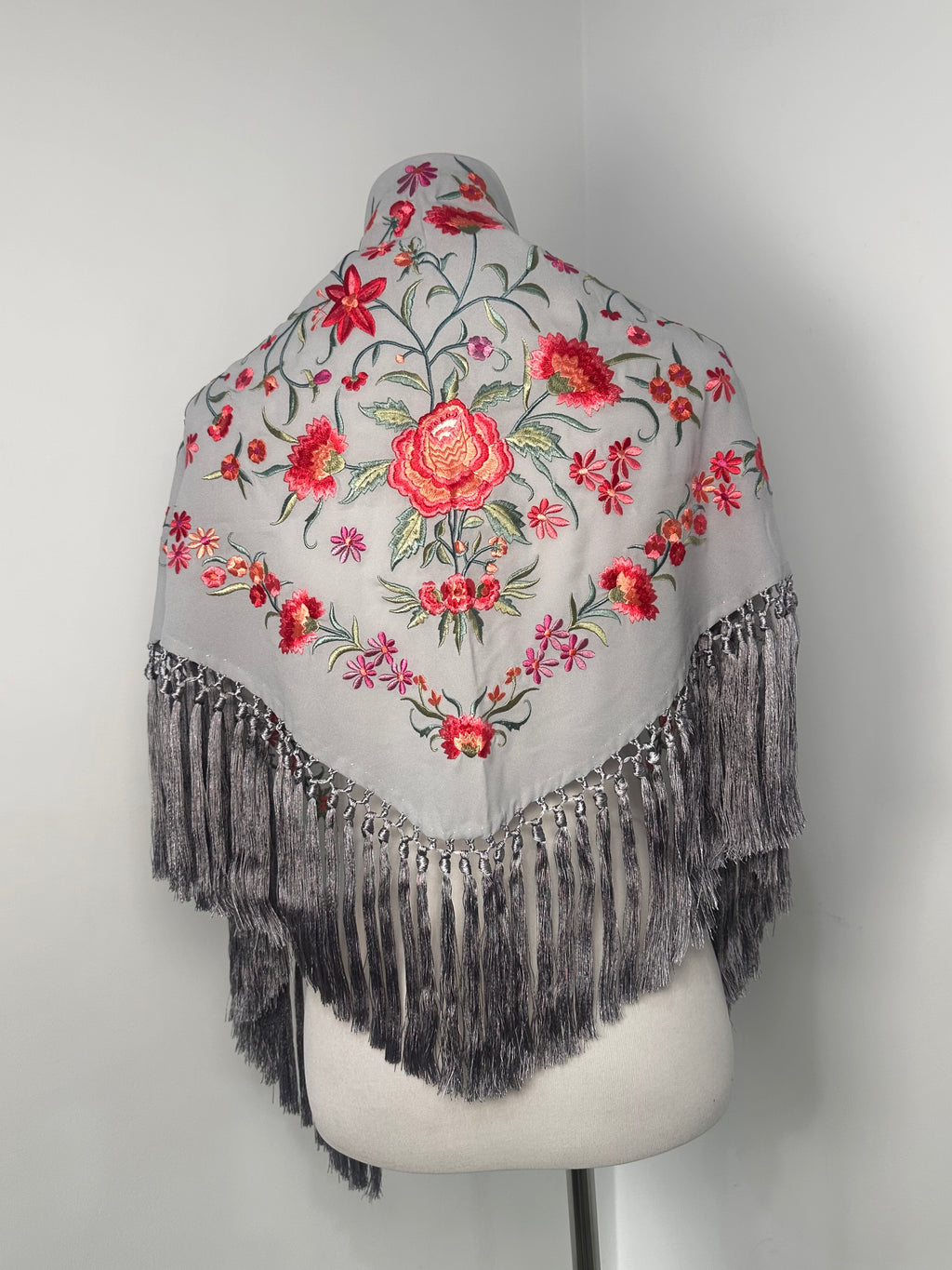 Mantoncillo Clavelines Gris bordado Pastel