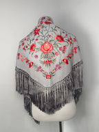 Mantoncillo Clavelines Gris bordado Pastel