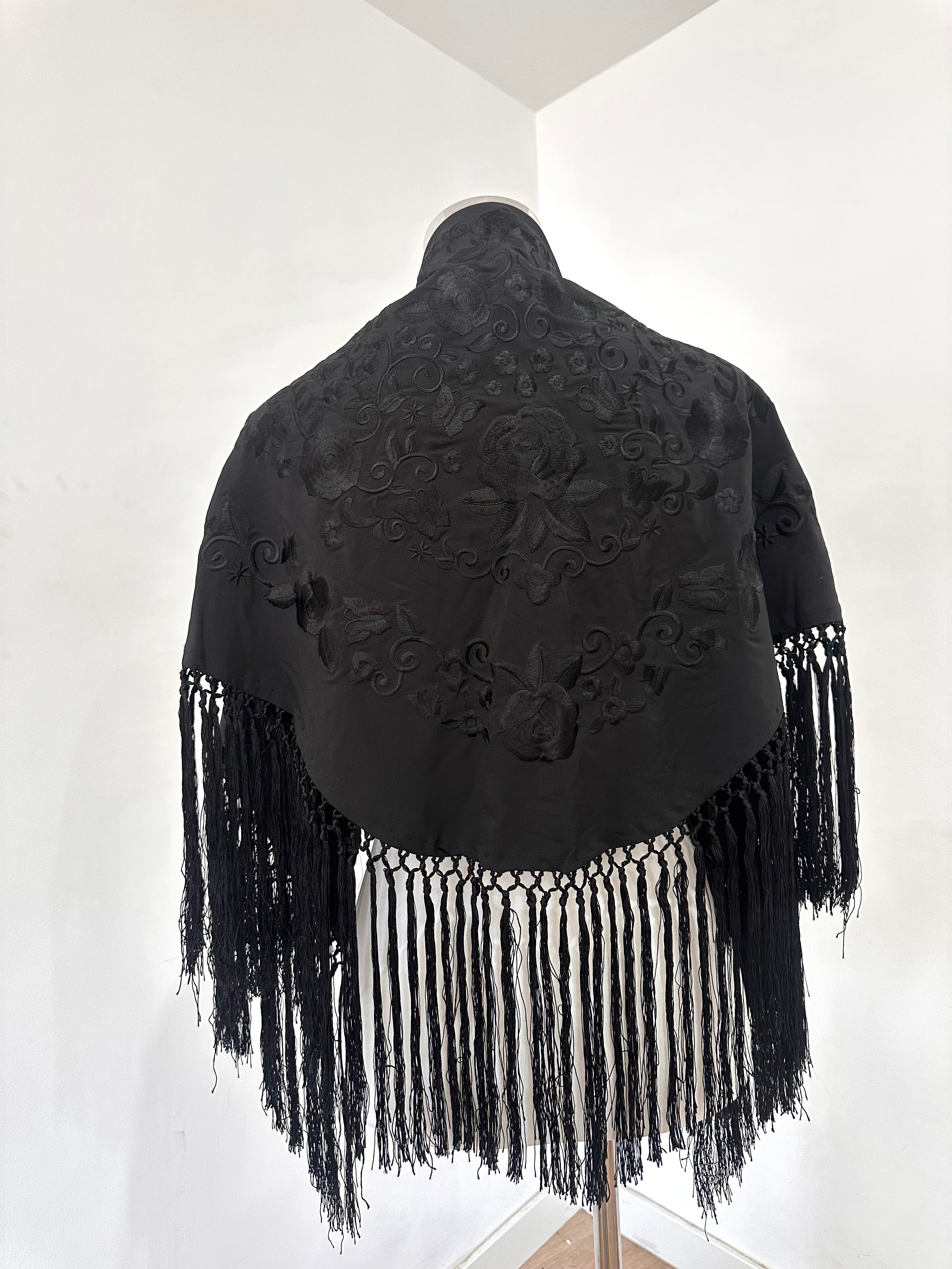 Mantoncillo Fantasía Negro Bordado al tono