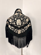 Mantoncillo Fantasía Negro bordado blanco