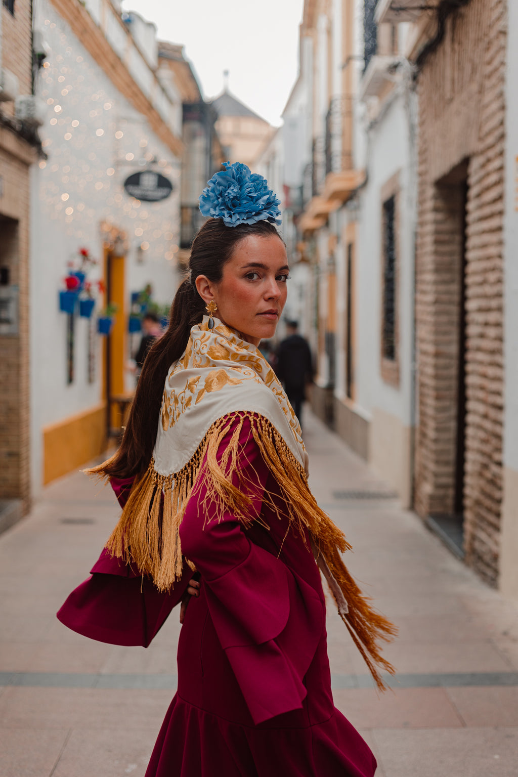 Mantoncillo Fantasía Blanco Roto bordado y flecado dorado