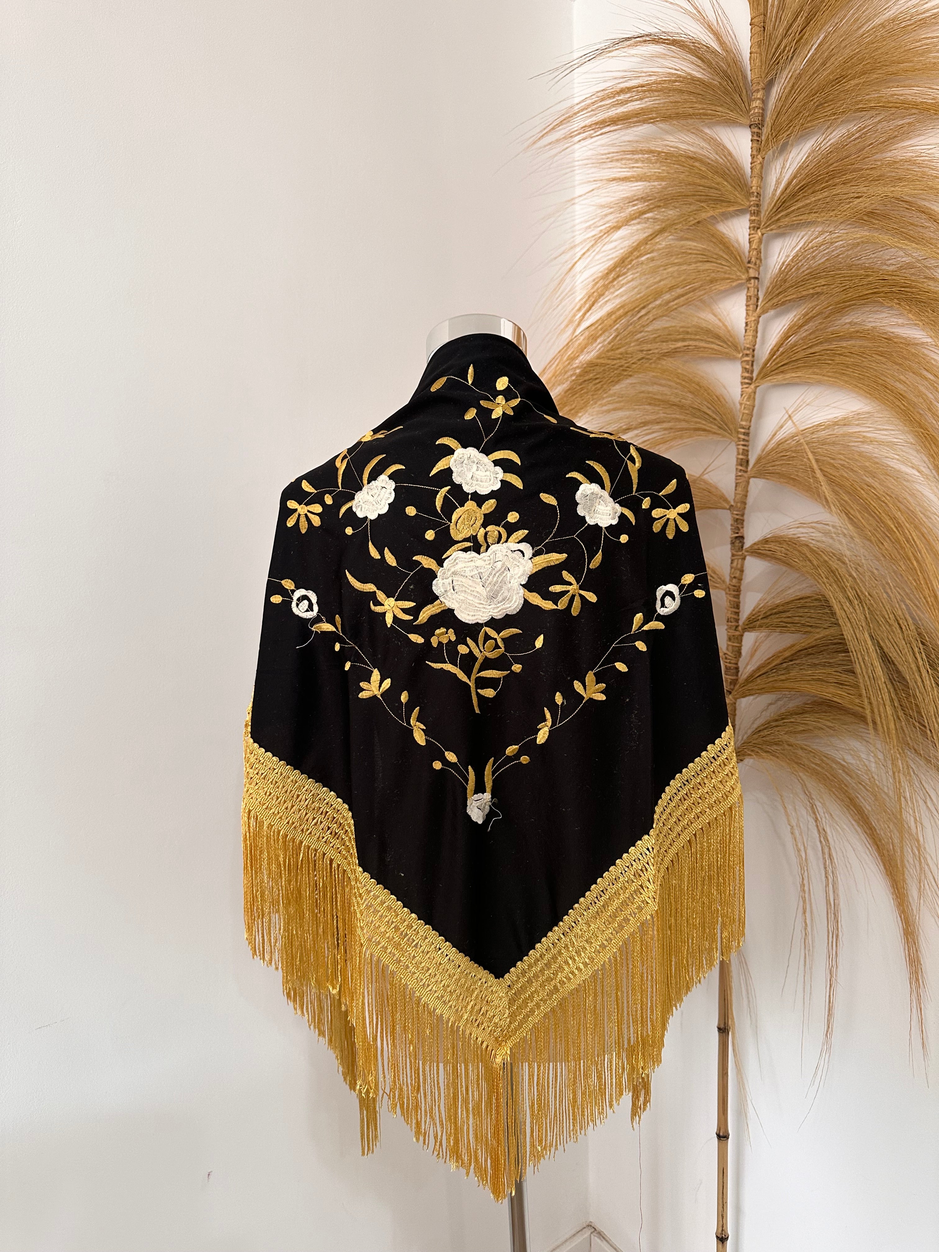 Mantoncillo negro bordado dorado y blanco