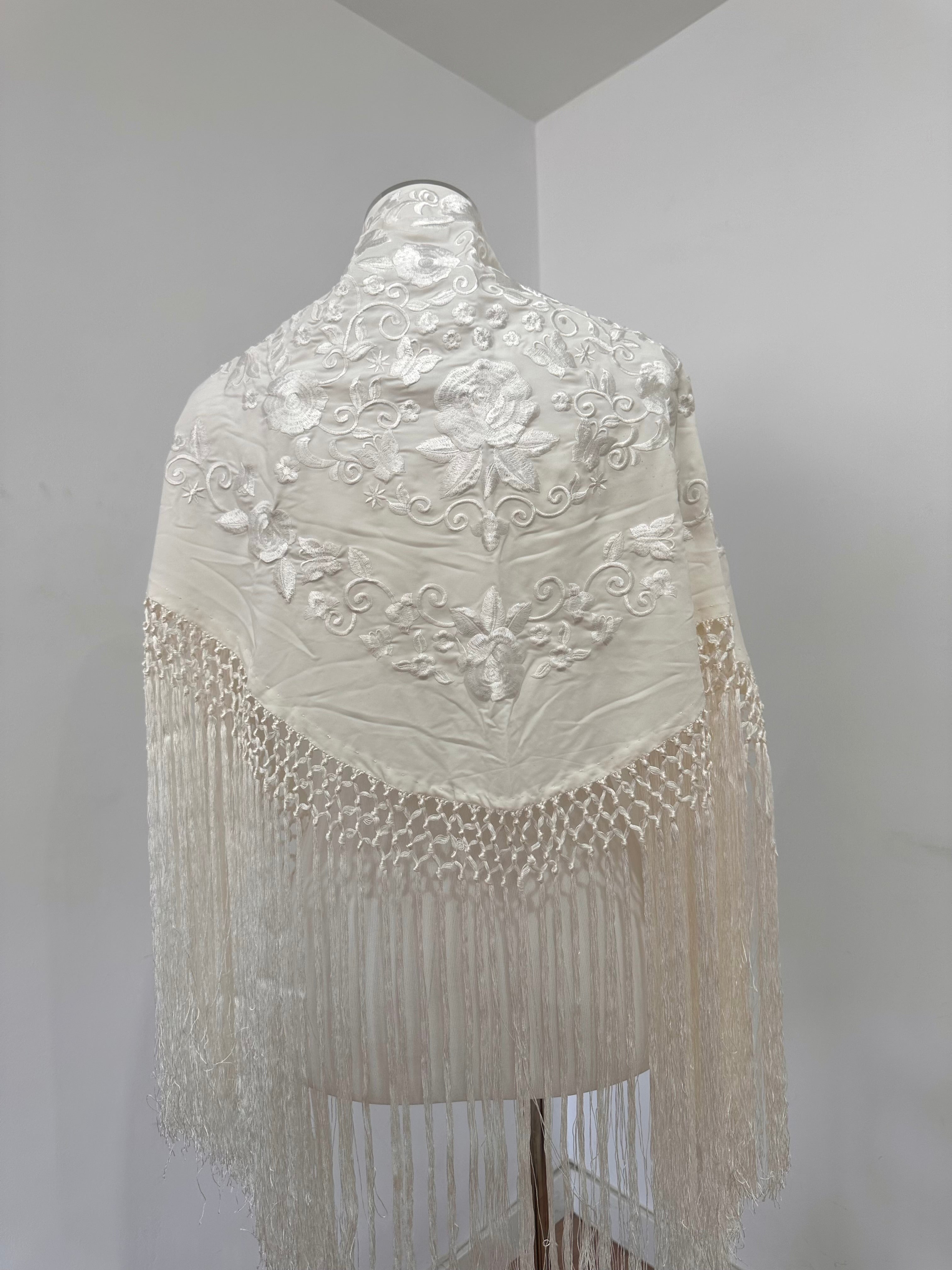 Mantoncillo Fantasía Blanco bordado al tono fleco largo