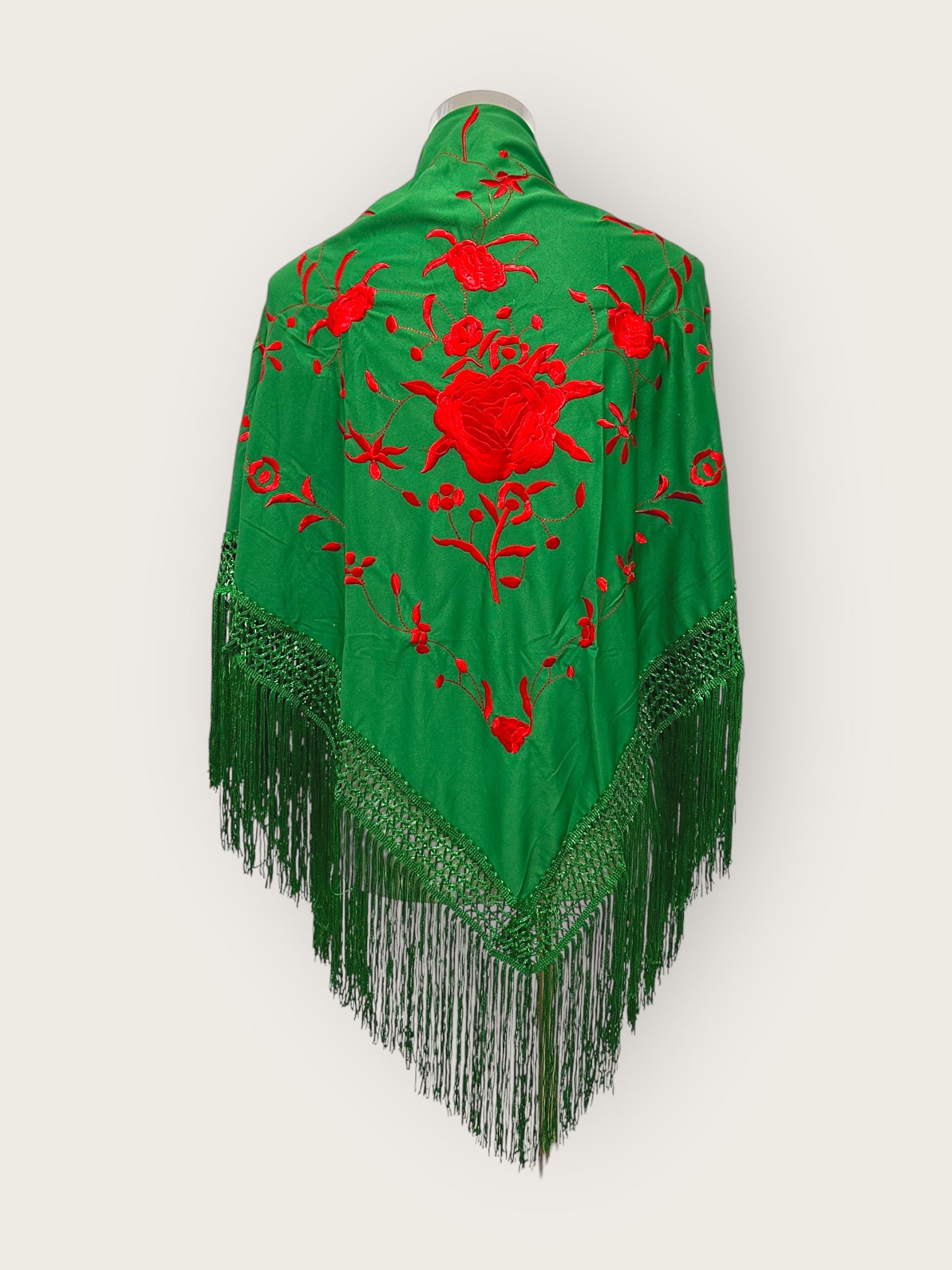 Mantoncillo verde bordado rojo