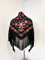 Mantoncillo Clavelines Negro Bordado Pastel