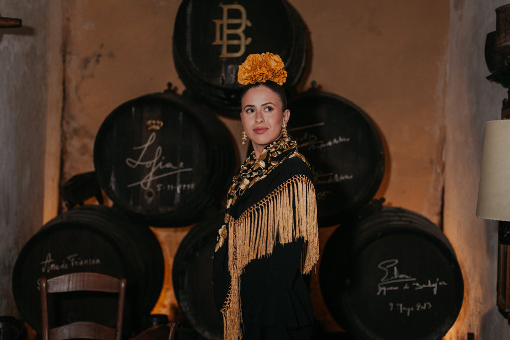 Mantoncillo Fantasía Negro bordado y flecado dorado