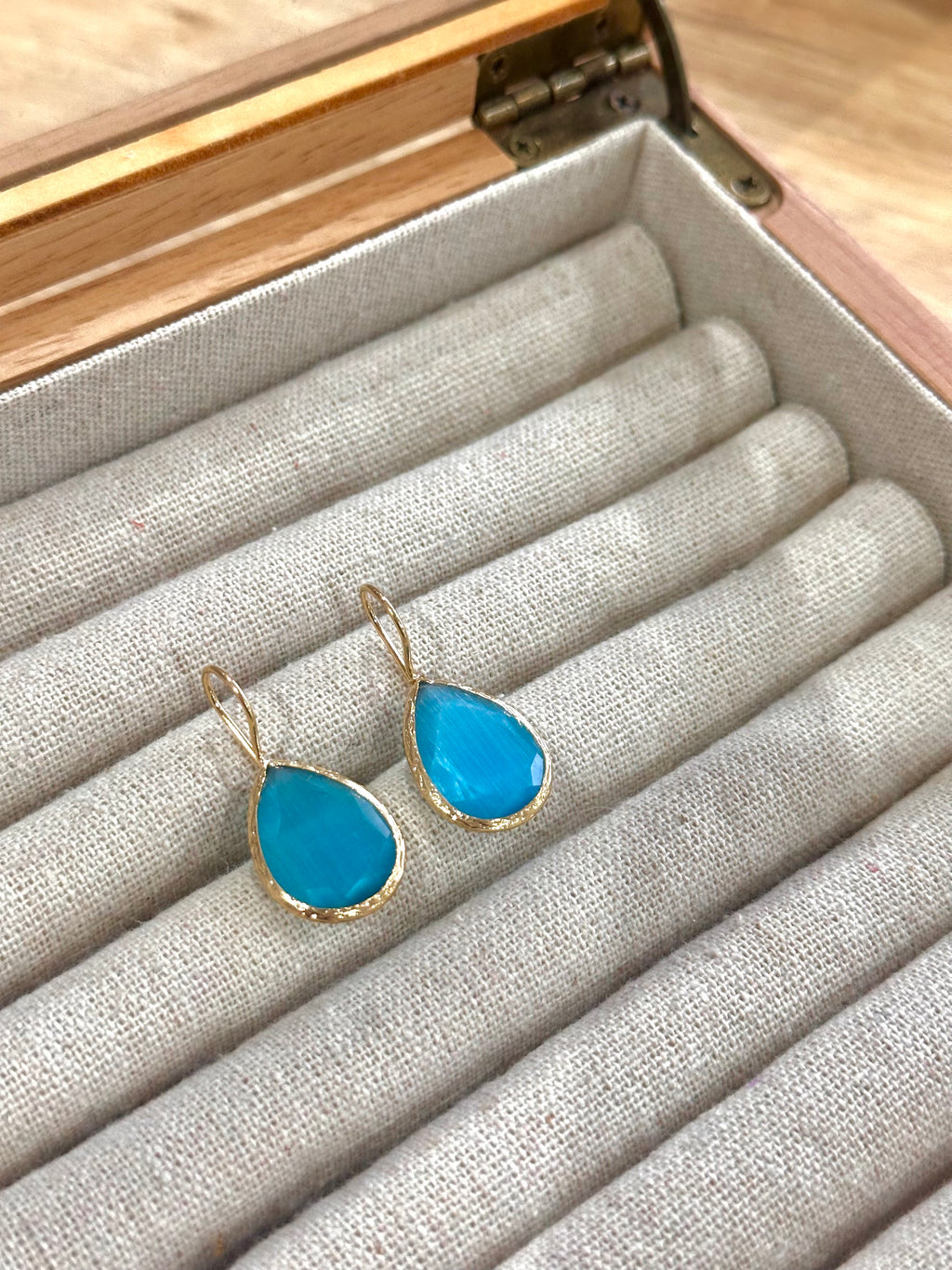 Pendientes lagrima celeste