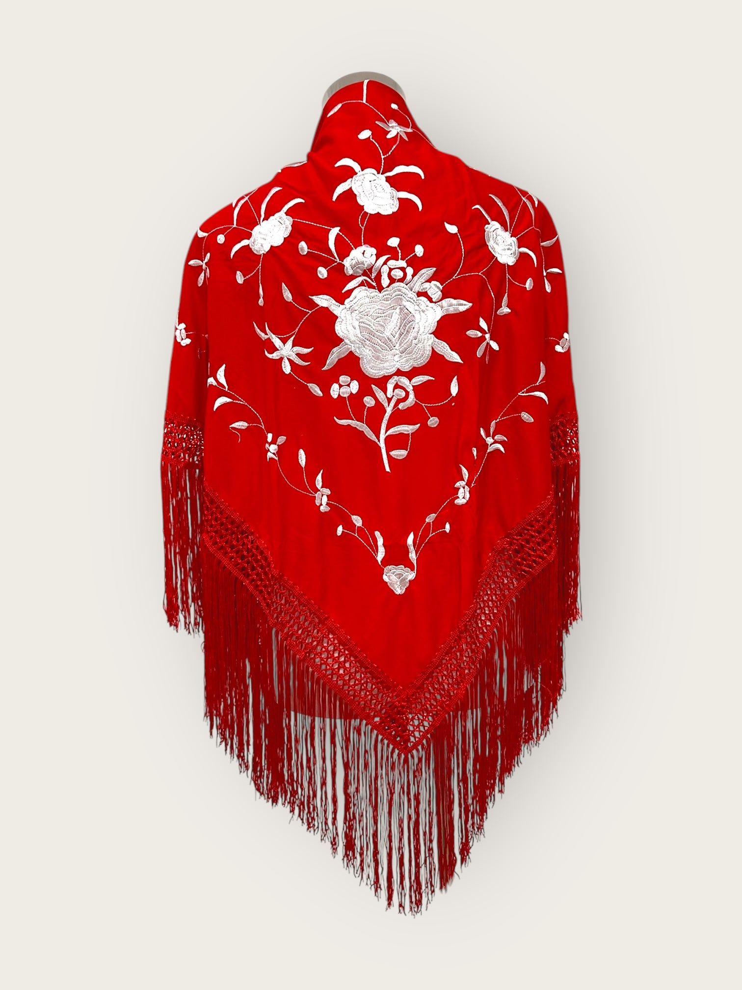 Mantoncillo rojo bordado blanco