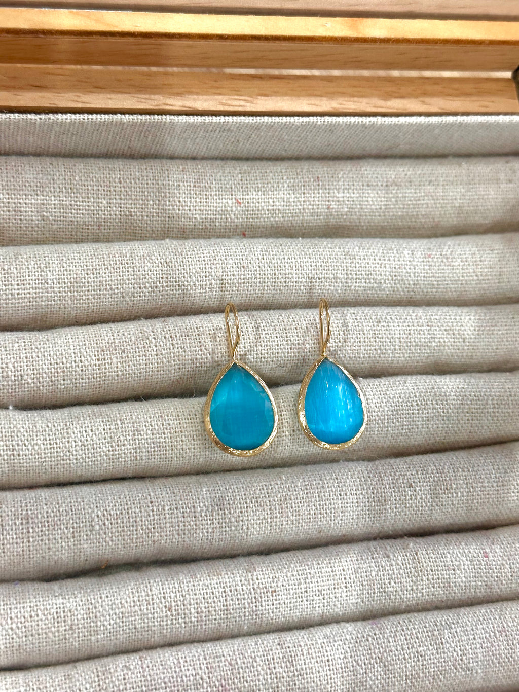 Pendientes lagrima celeste