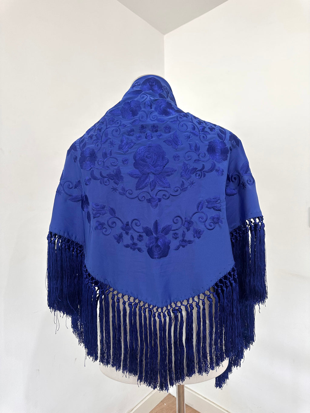 Mantoncillo Fantasía Azul eléctrico bordado al tono