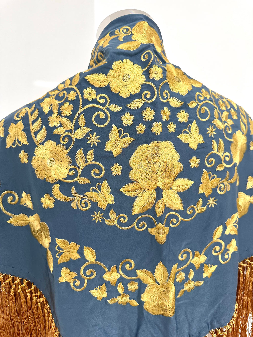 Mantoncillo Fantasía Azul Vaquero Bordado y flecado dorado
