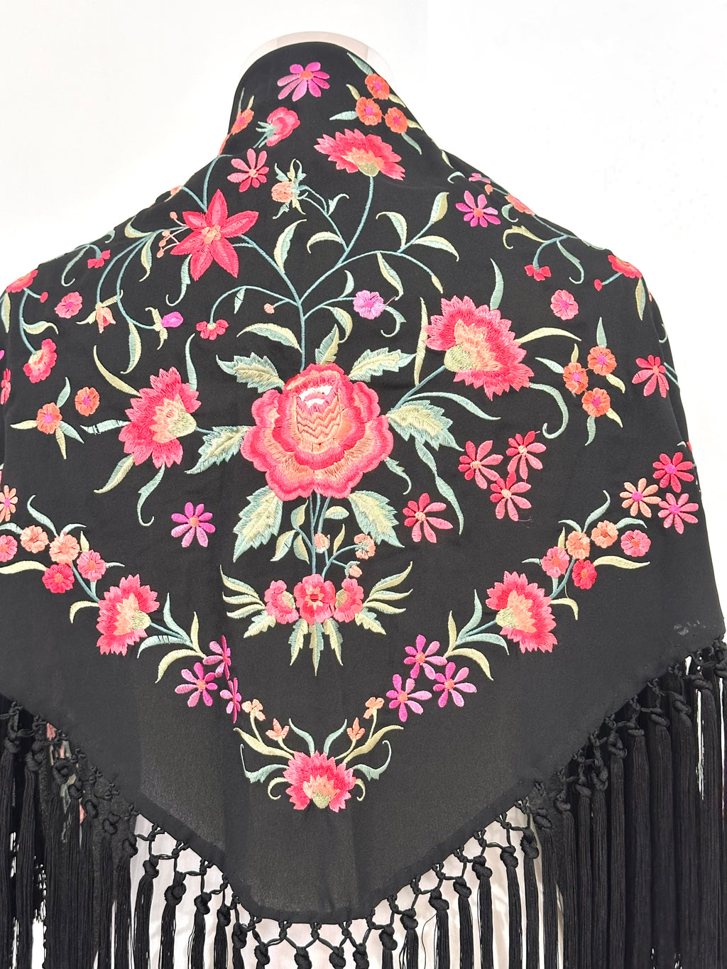 Mantoncillo Clavelines Negro Bordado Pastel