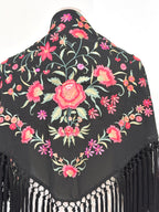 Mantoncillo Clavelines Negro Bordado Pastel