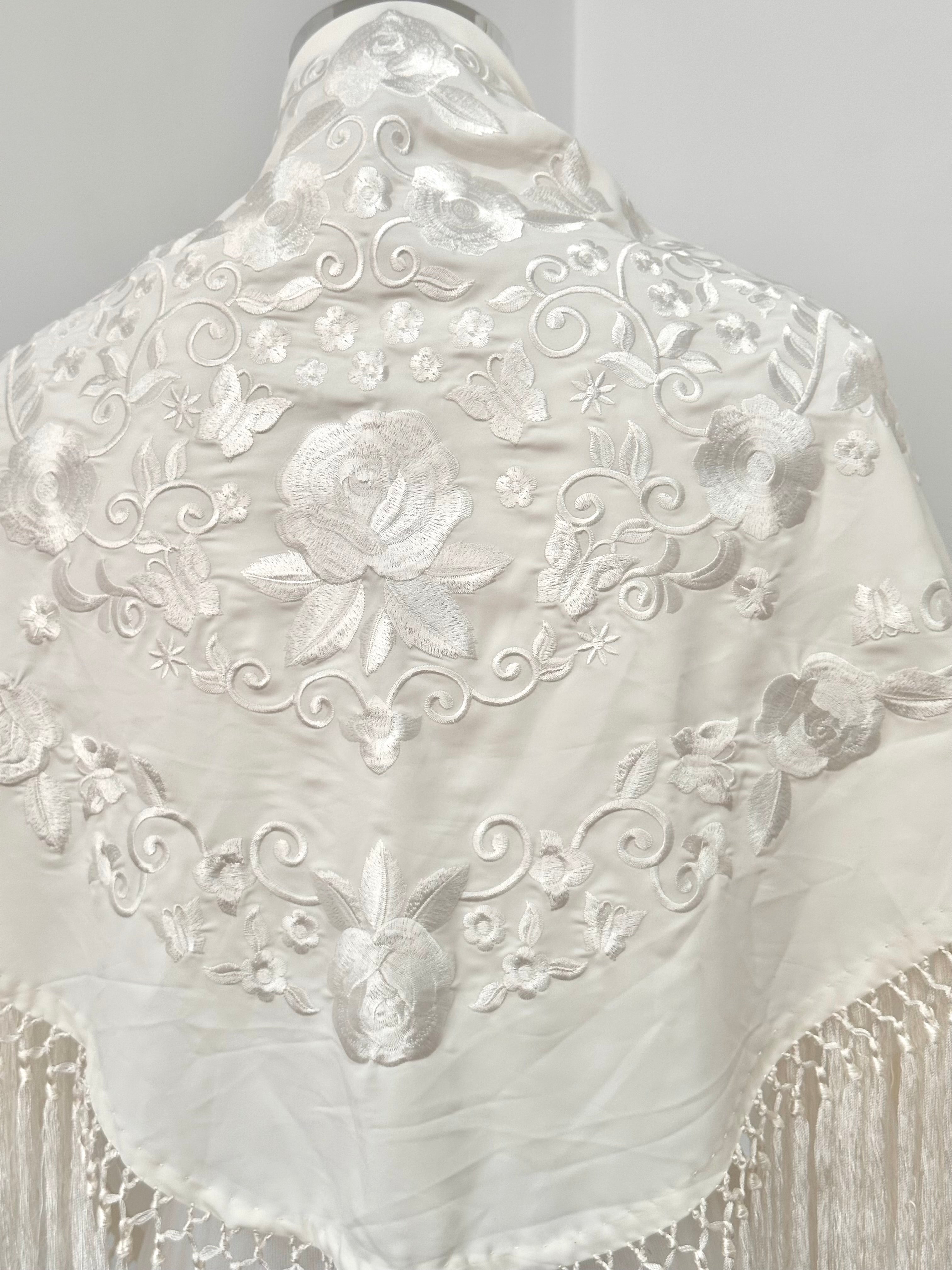 Mantoncillo Fantasía Blanco bordado al tono