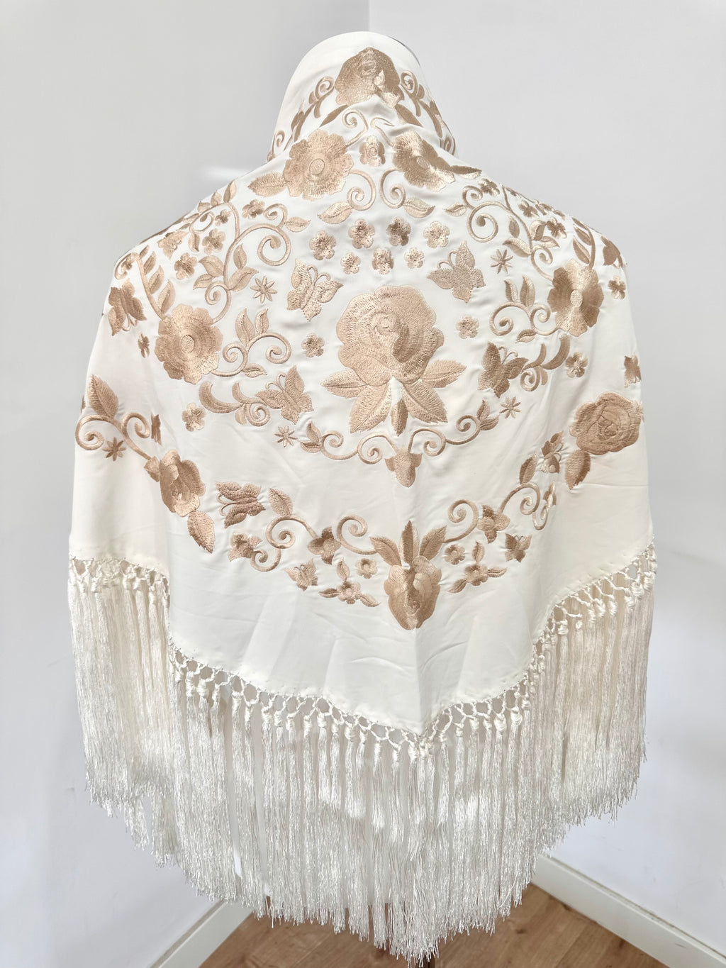 Mantoncillo Fantasía Blanco bordado en Marfil