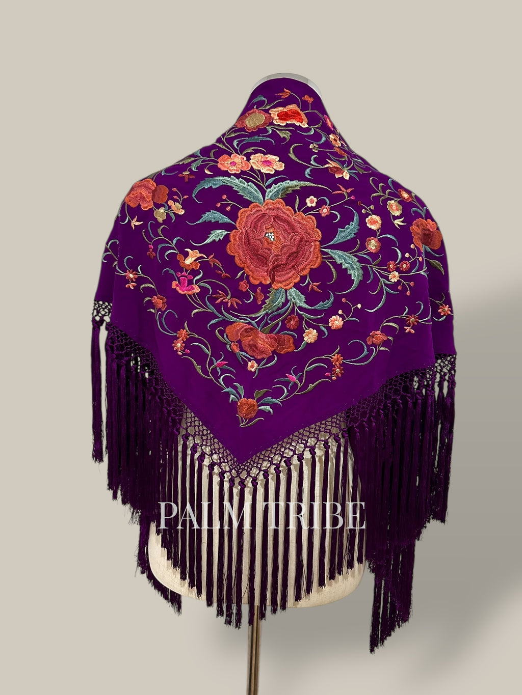 Mantoncillo Jaleo morado bordado rosados