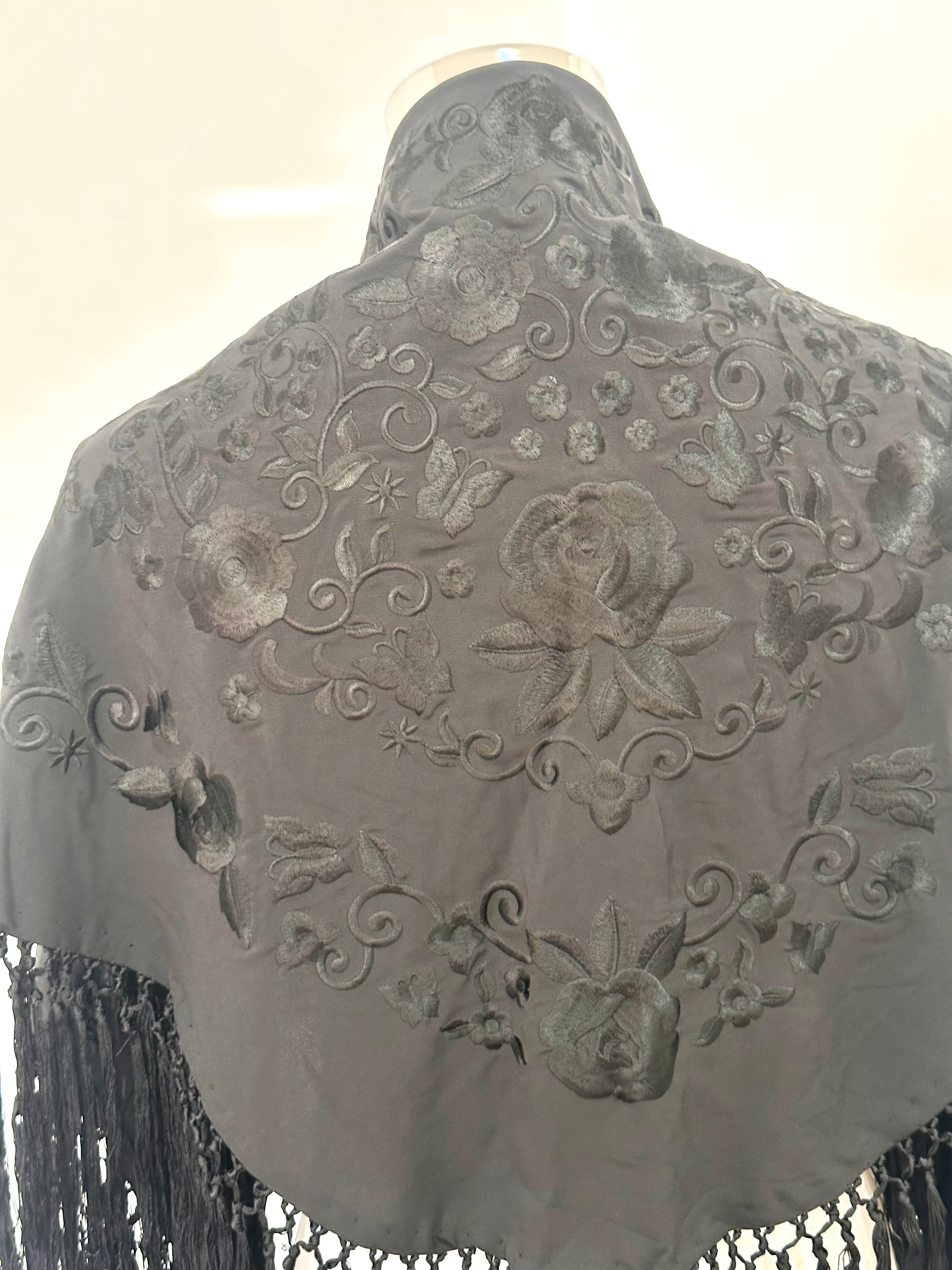 Mantoncillo Fantasía Negro Bordado al tono