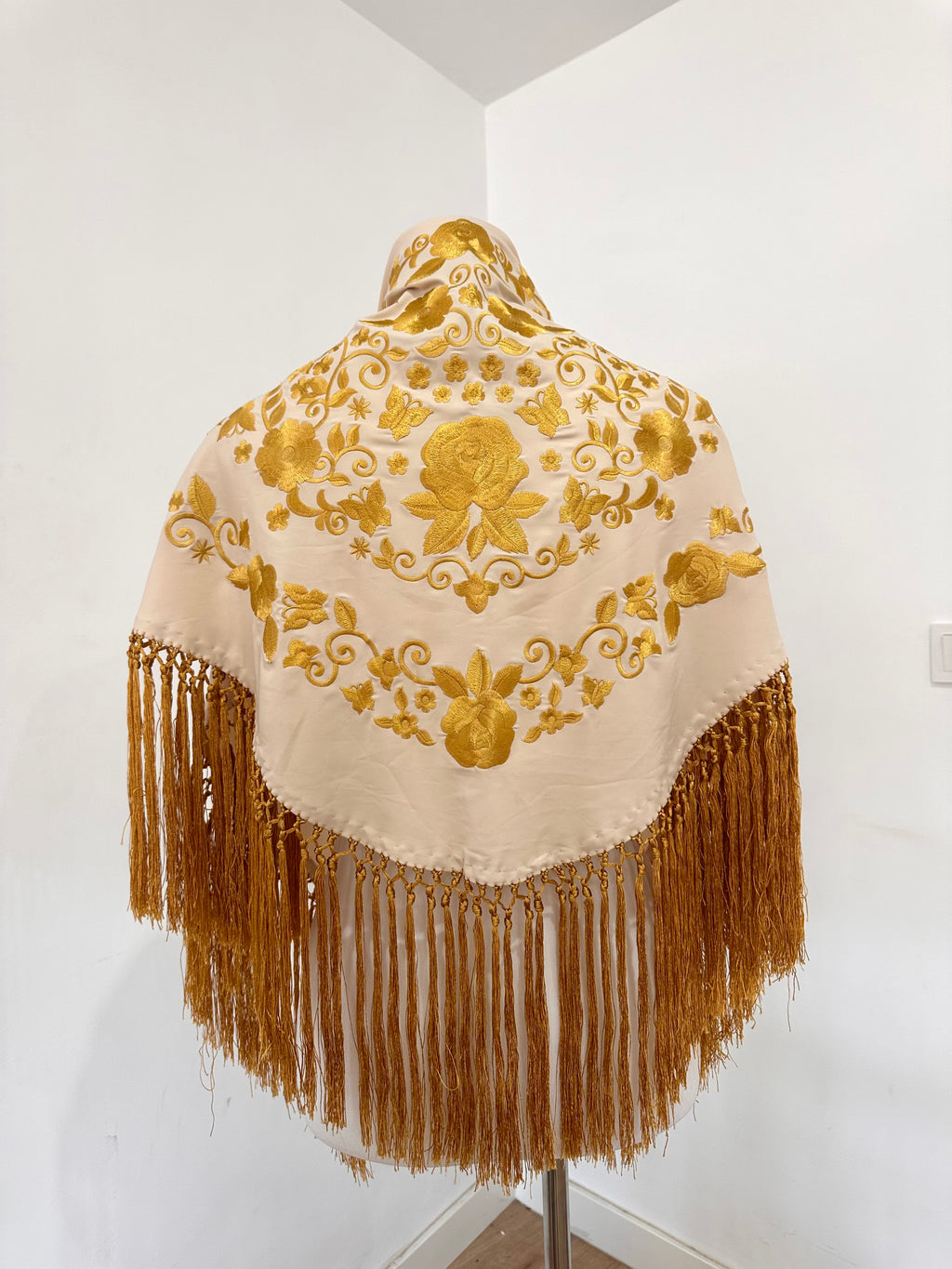 Mantoncillo Fantasía Blanco Roto bordado y flecado dorado