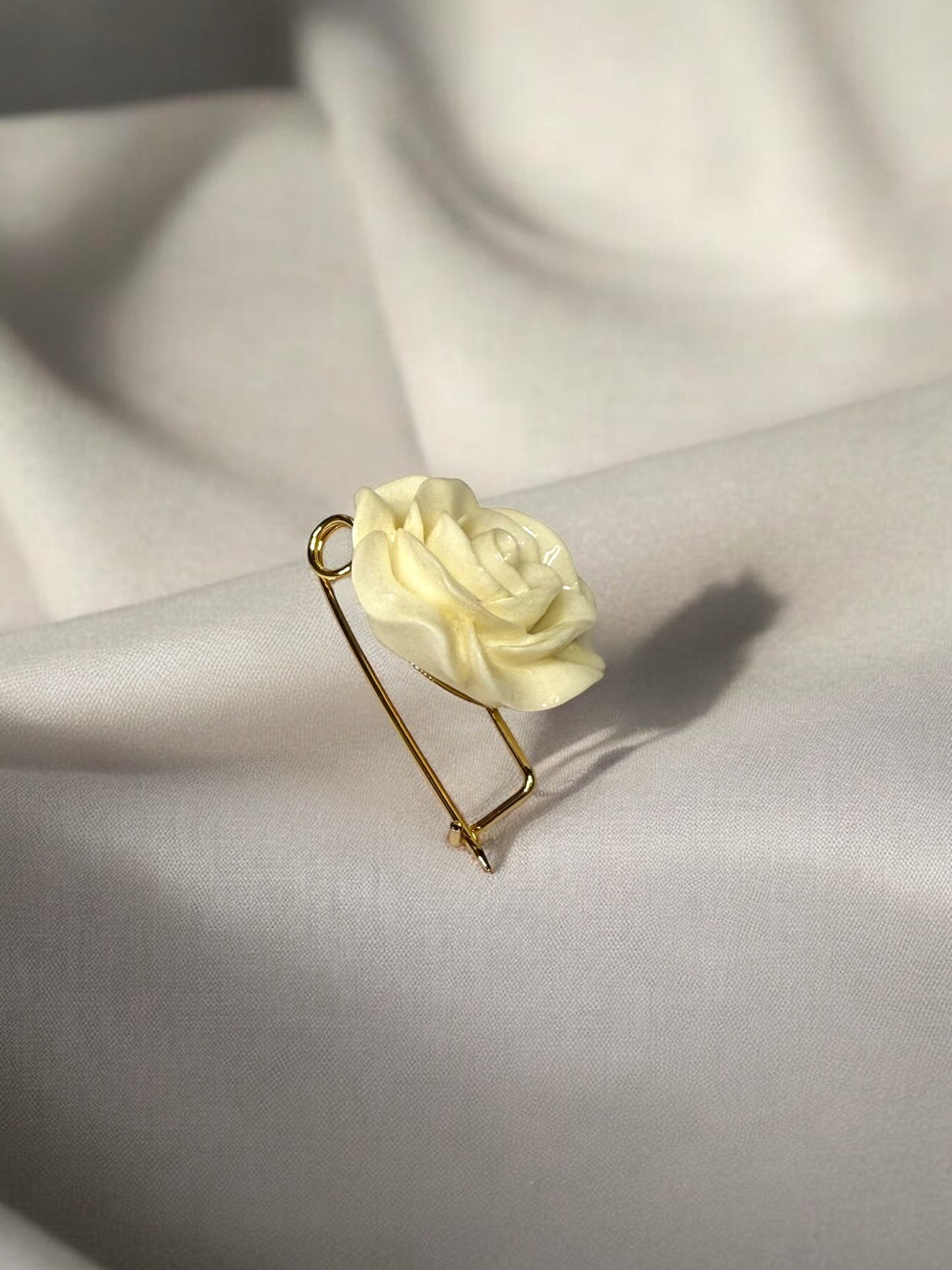 Broche Julieta Blanco roto