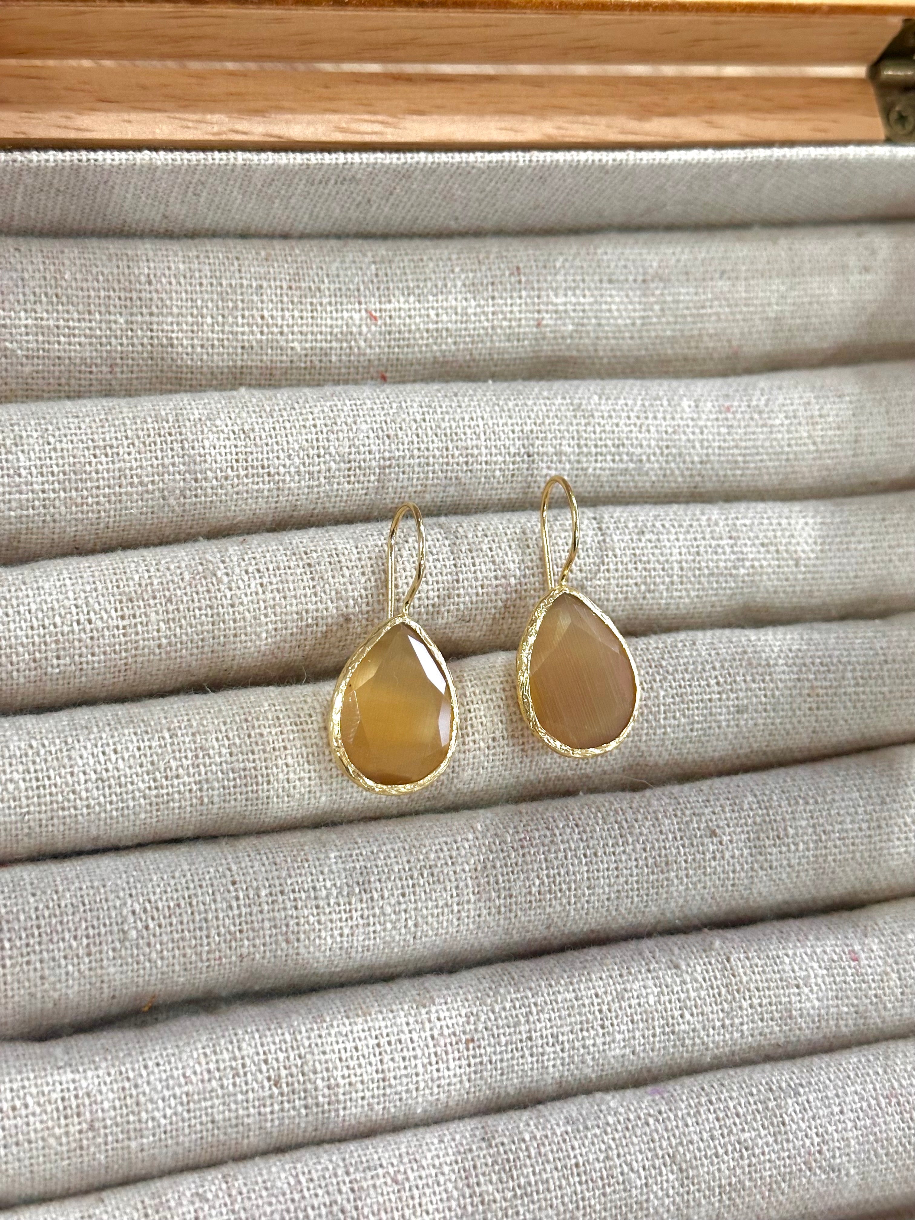 Pendiente lagrima tierra