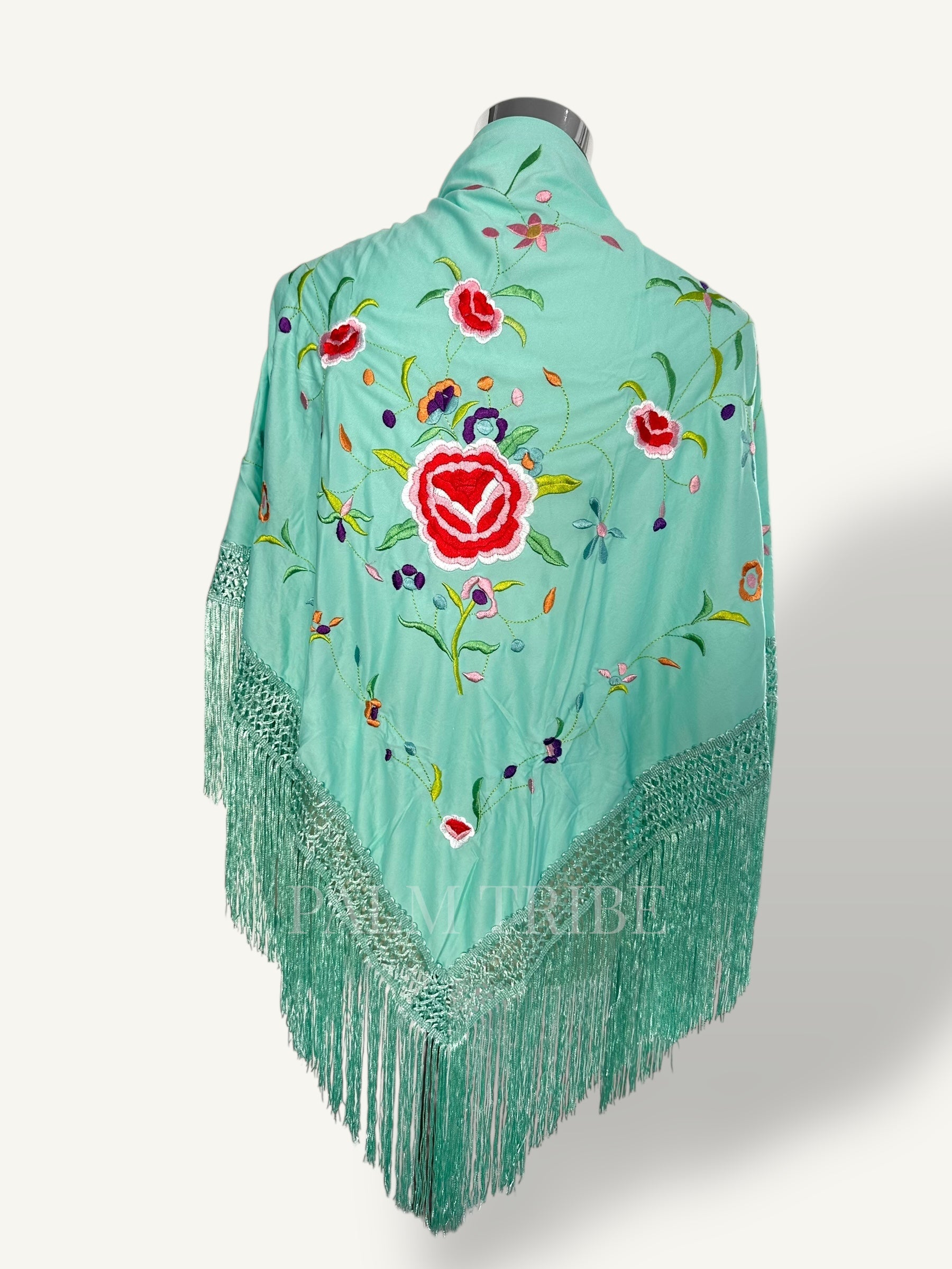 Mantoncillo aquamarina bordado color