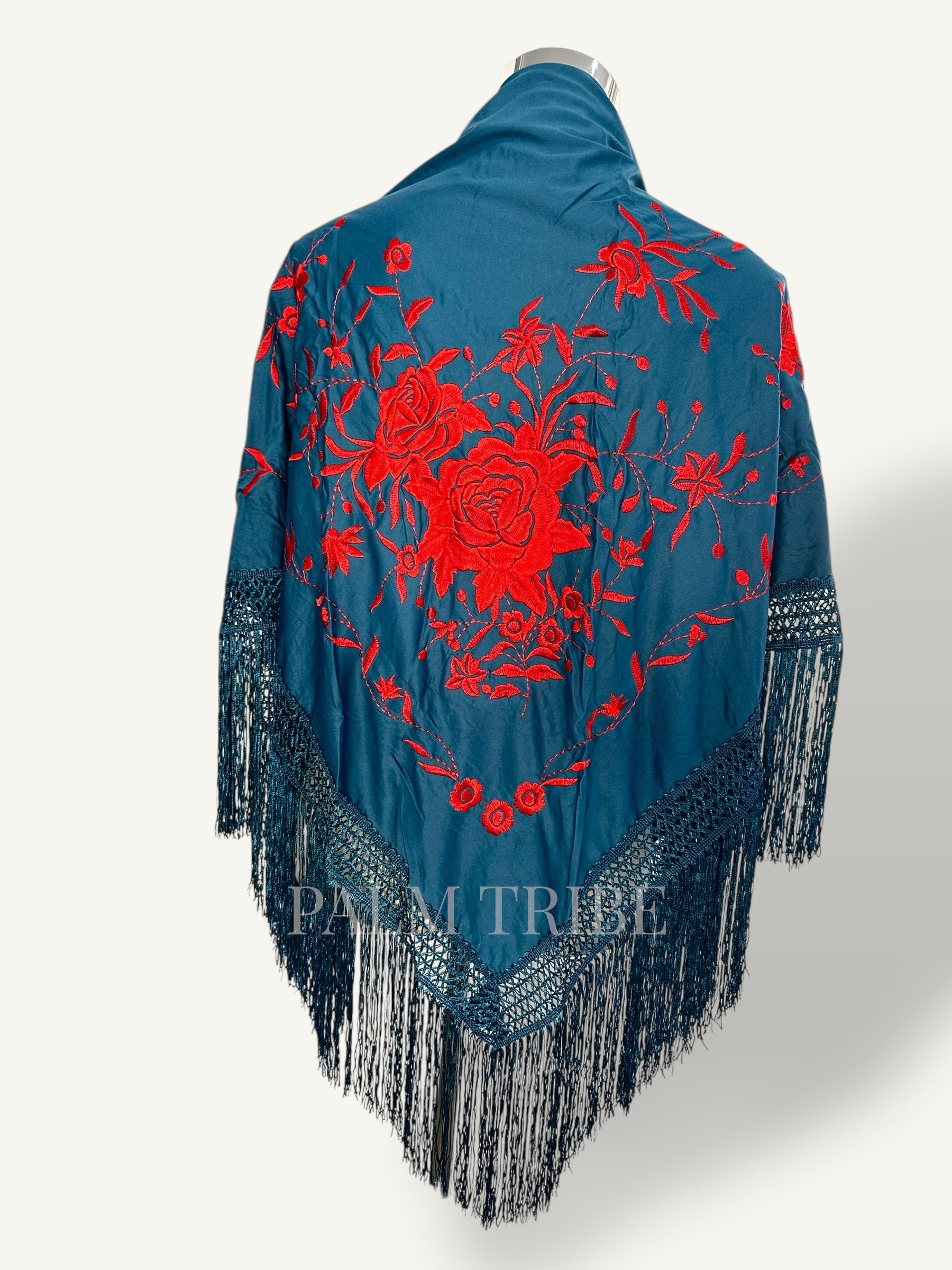 Mantoncillo azul petróleo bordado rojo