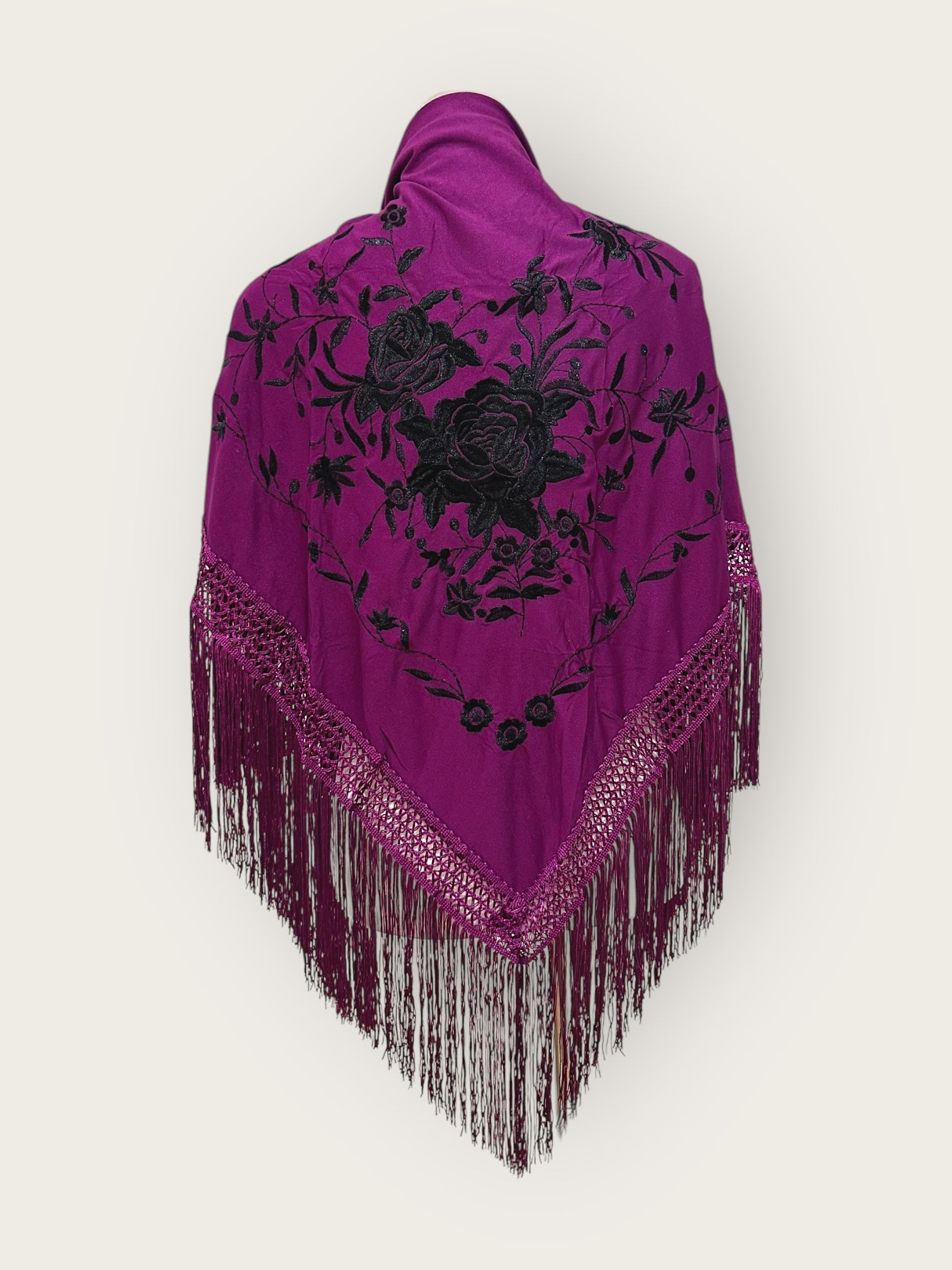 Mantoncillo Berenjena bordado negro