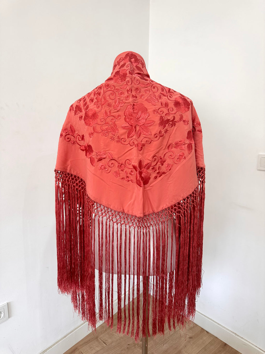 Mantoncillo Fantasía Coral bordado al tono