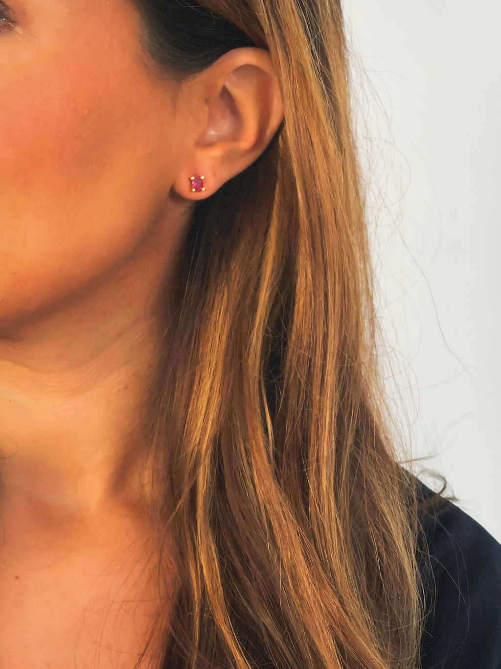 Pendiente botón cristal fucsia