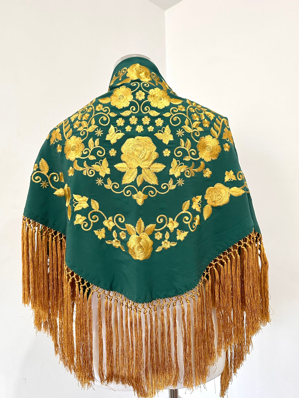 Mantoncillo Fantasía Verde Botella bordado en dorado