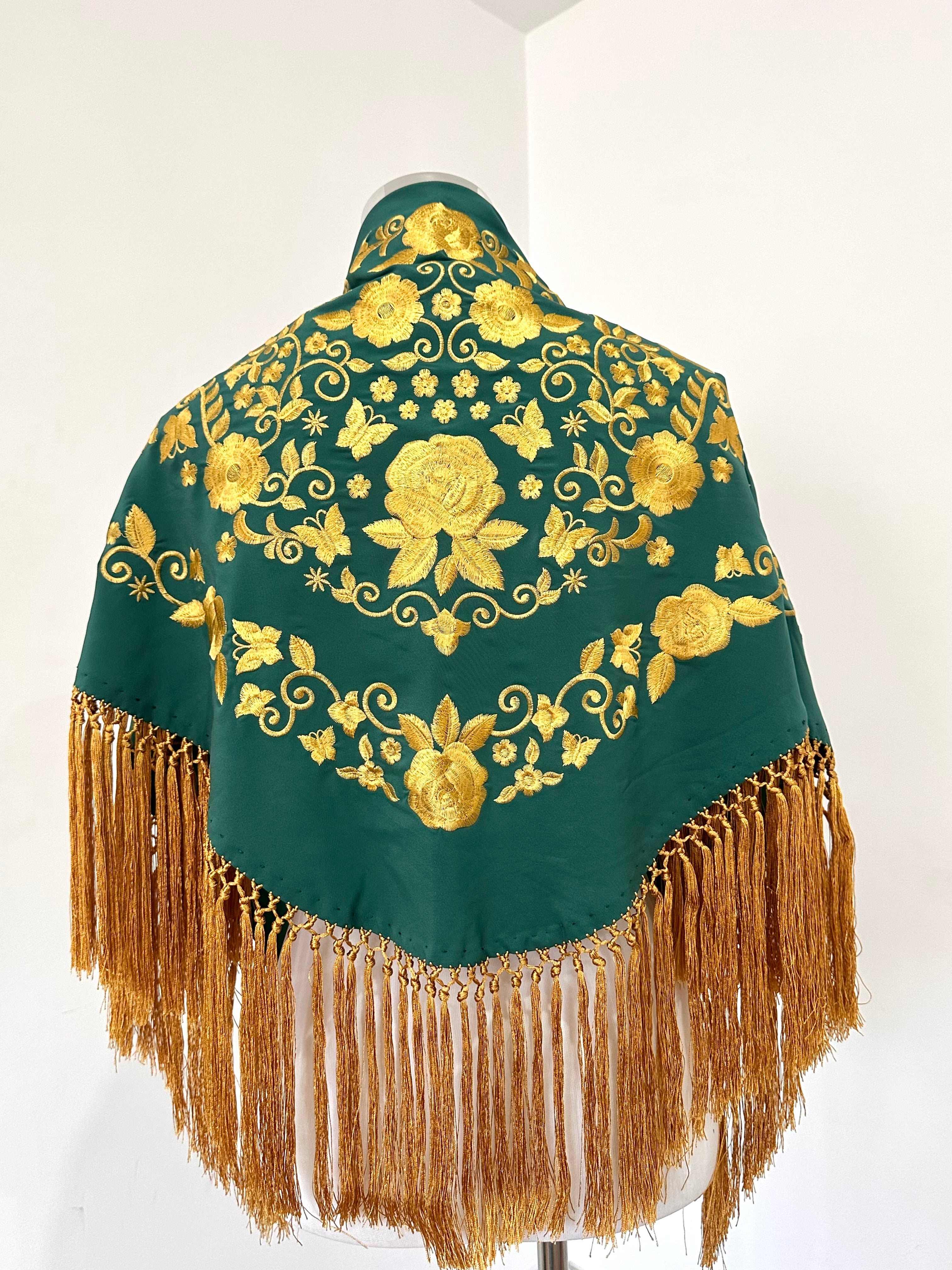 Mantoncillo Fantasía Verde Botella bordado en dorado