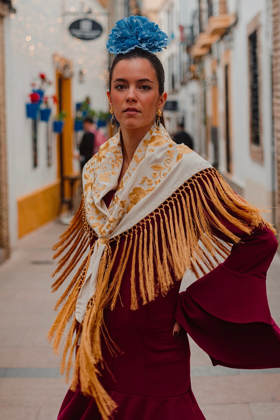 Mantoncillo Fantasía Blanco Roto bordado y flecado dorado