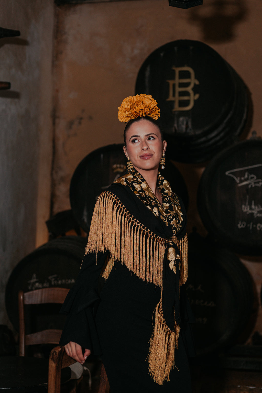 Mantoncillo Fantasía Negro bordado y flecado dorado