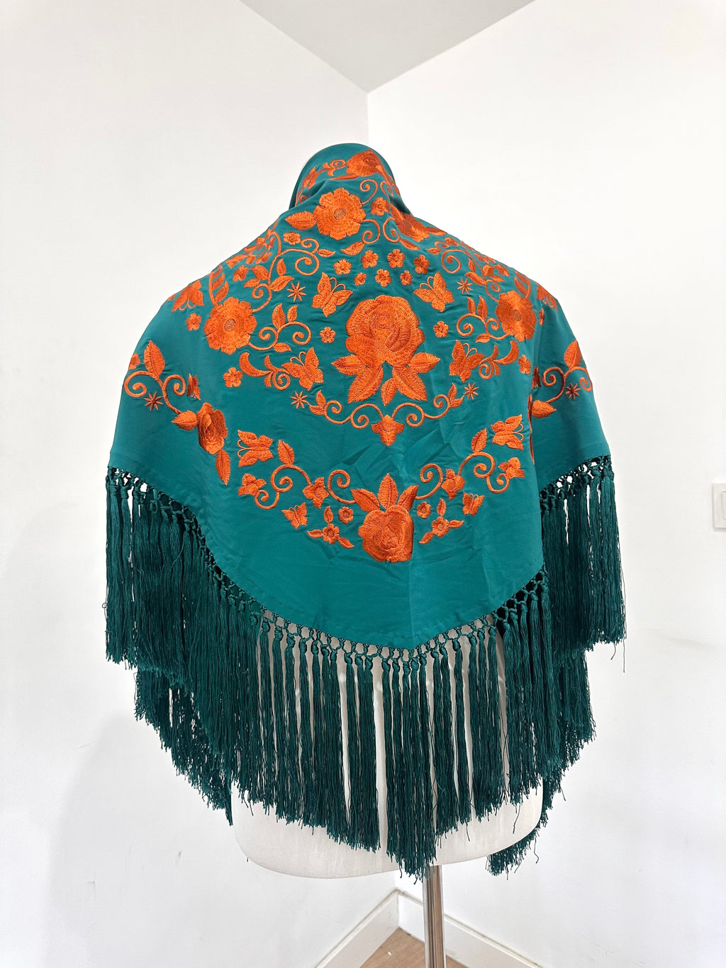 Mantoncillo Fantasía Verde Botella Bordado en Teja