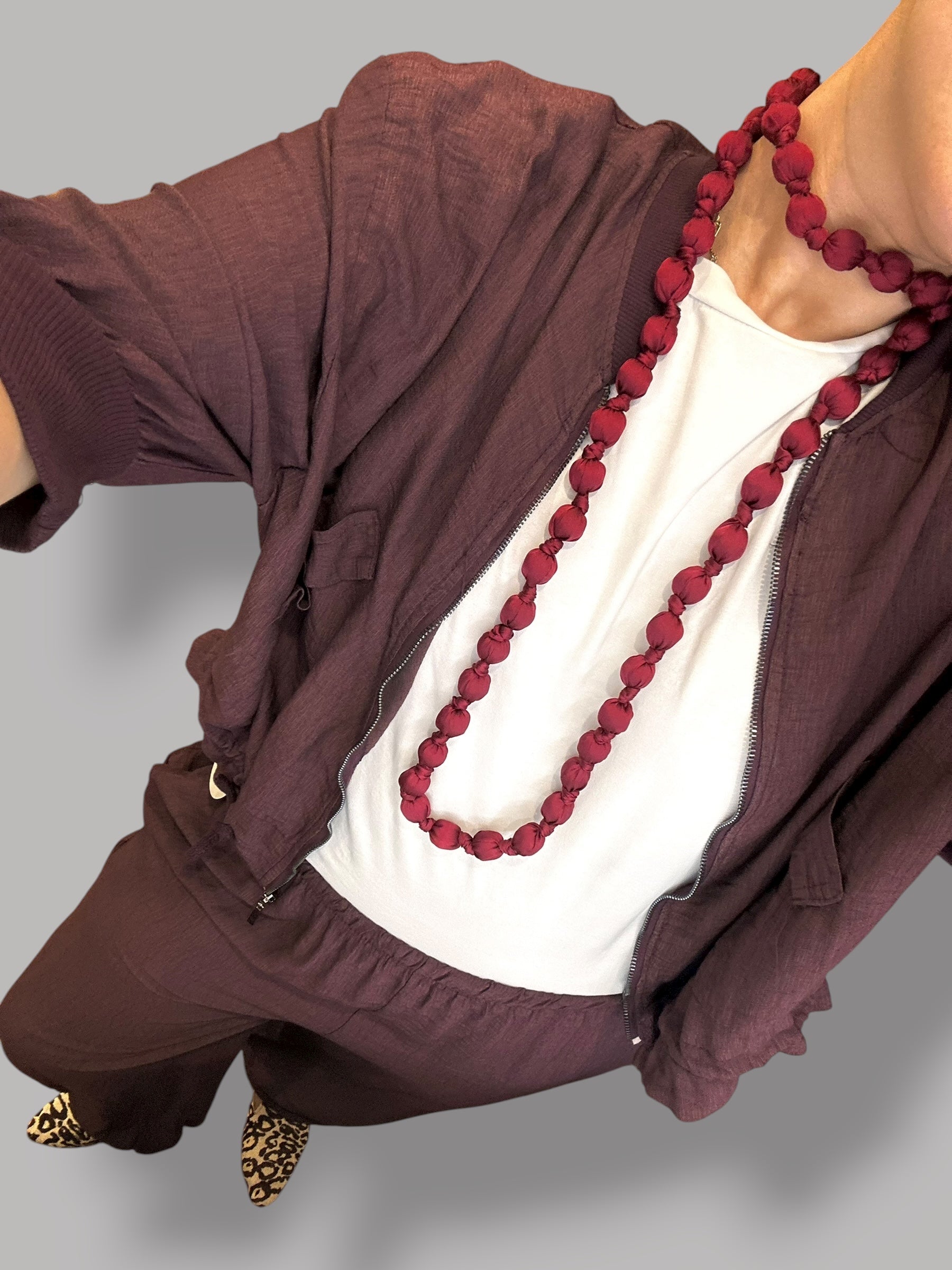 Collar Bolas Burdeos