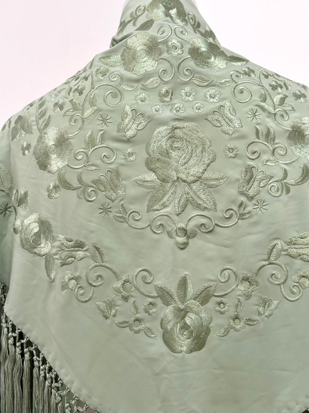 Mantoncillo Fantasía verde jabonoso bordado al tono