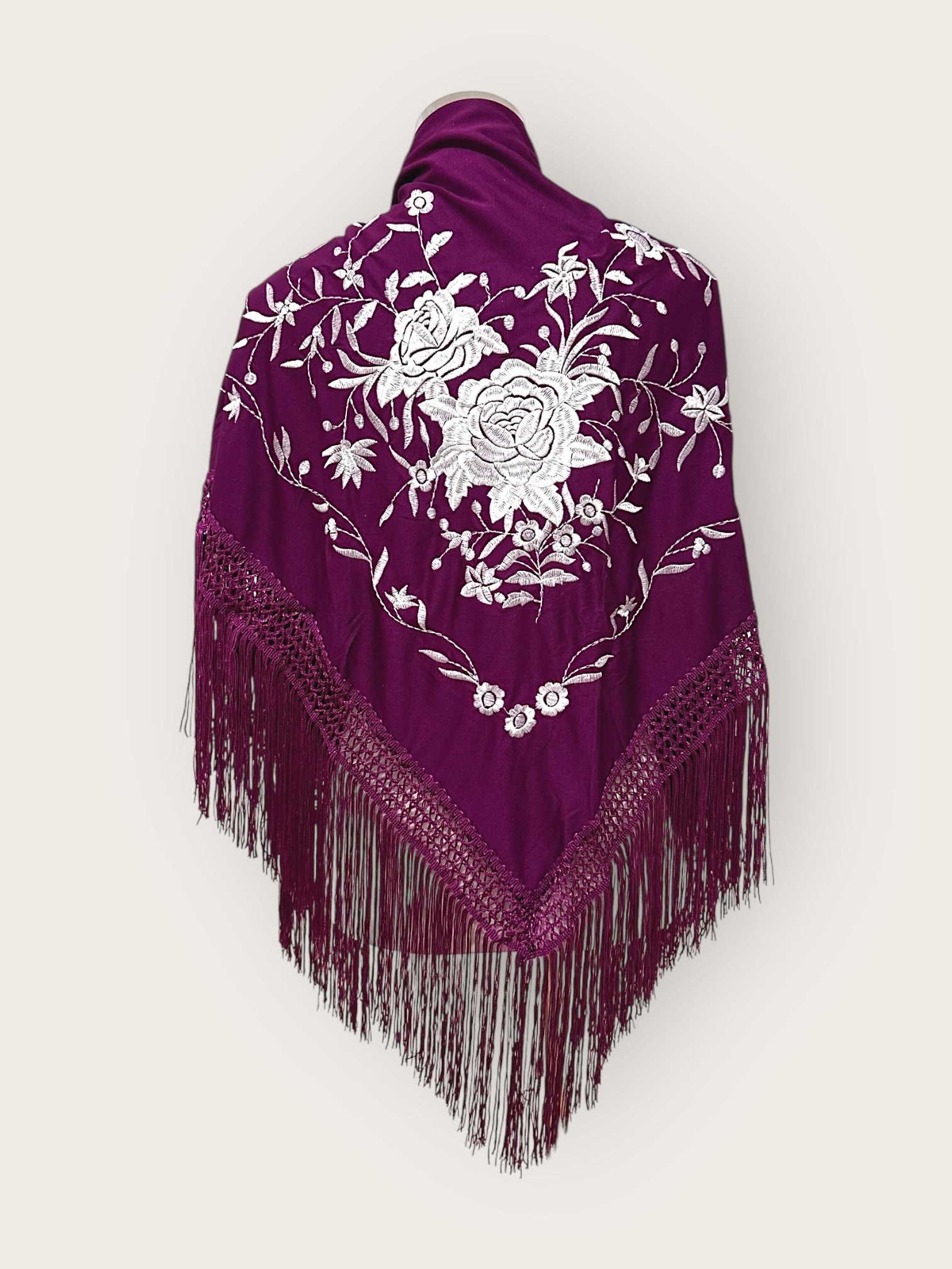 Mantoncillo Berenjena bordado blanco