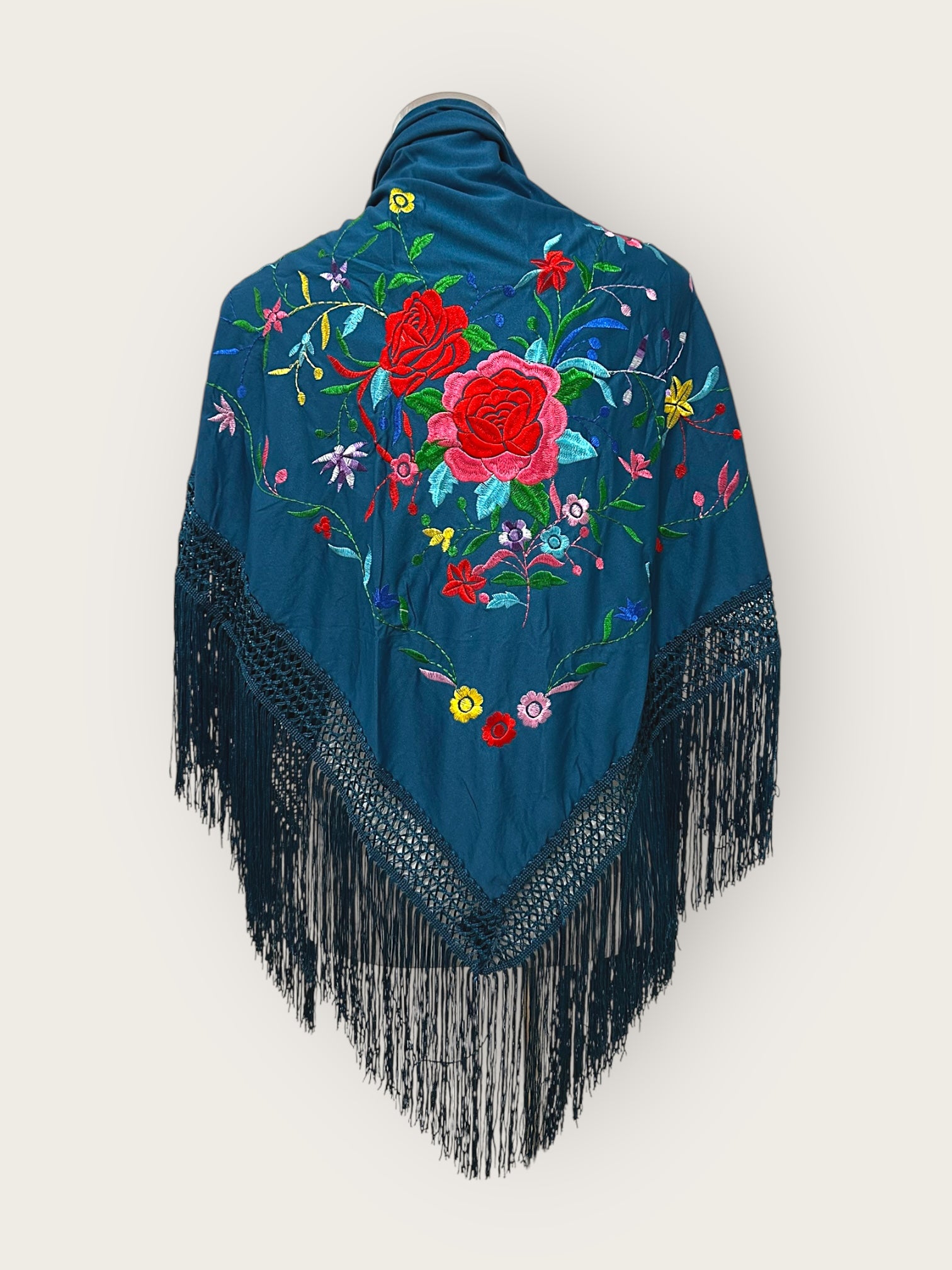 Mantoncillo petróleo bordado color