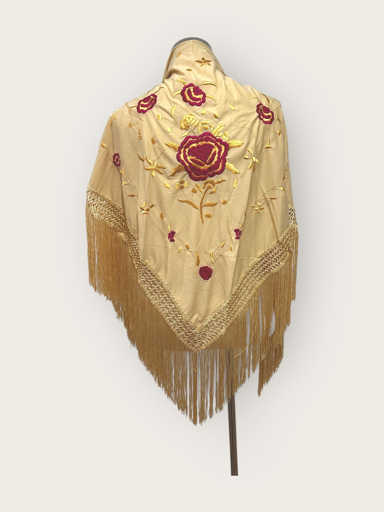 Mantoncillo Marfil con dorado y fucsia