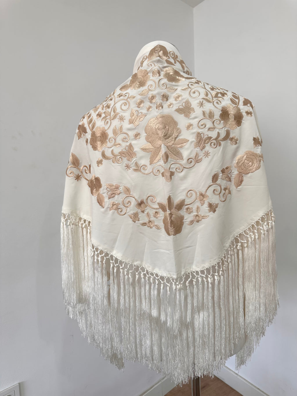 Mantoncillo Fantasía Blanco bordado en Marfil
