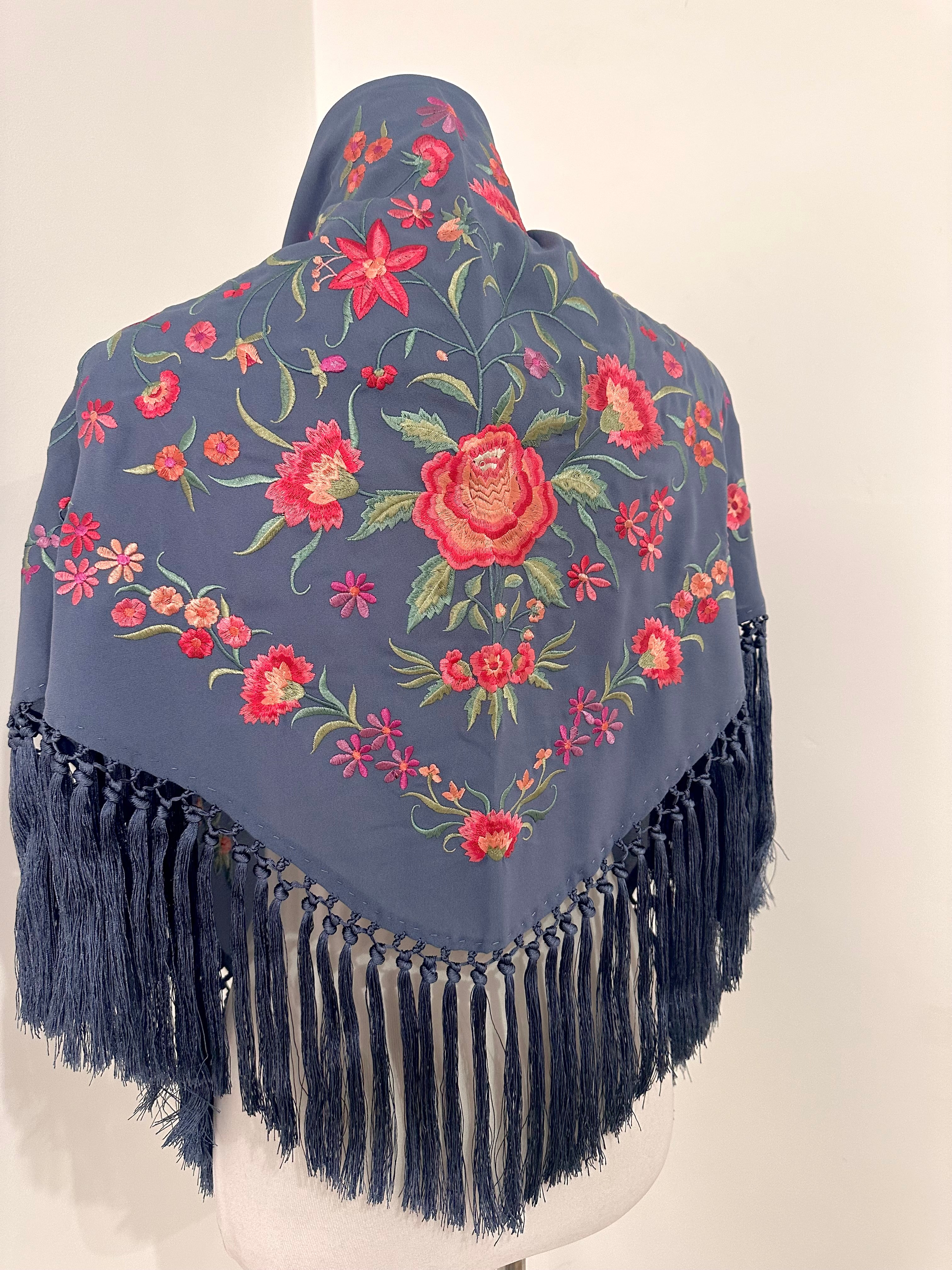 Mantoncillo Clavelines Azul Grisáceo bordado pastel