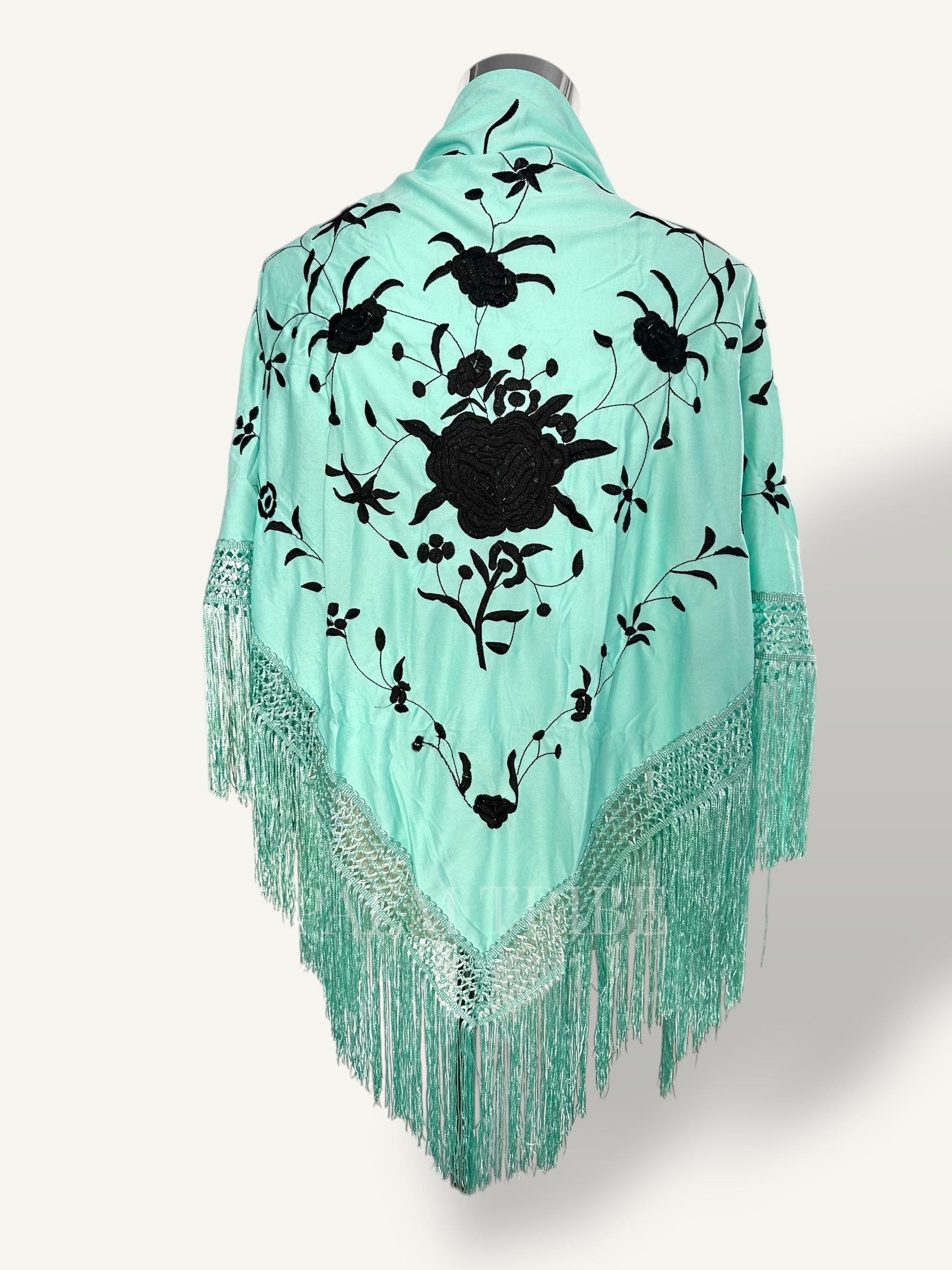 Mantoncillo aquamarina bordado negro