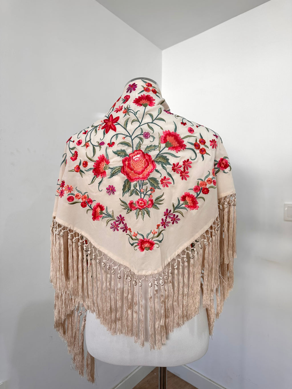 Mantoncillo Clavelines Blanco roto con pastel