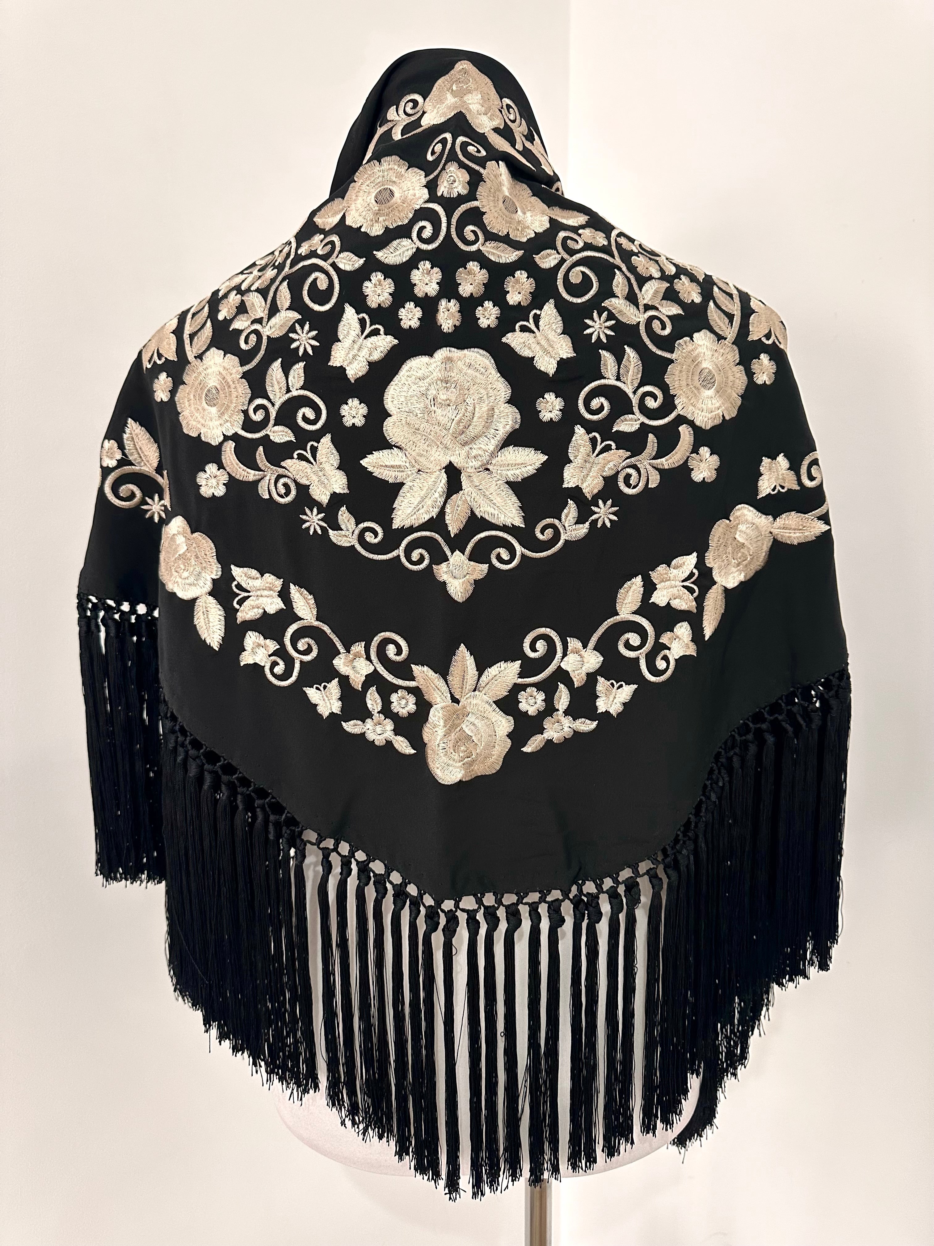 Mantoncillo Fantasía Negro bordado blanco